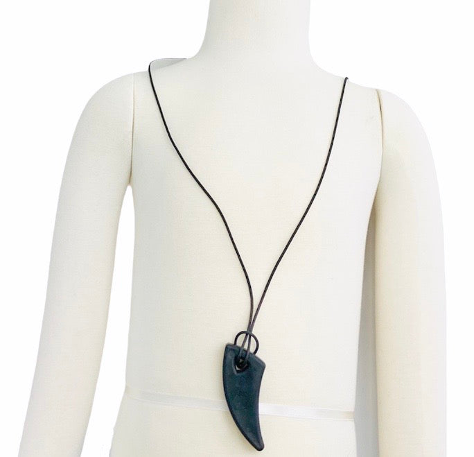 the black/XT Ark Saber Tooth Chew on a white manikin